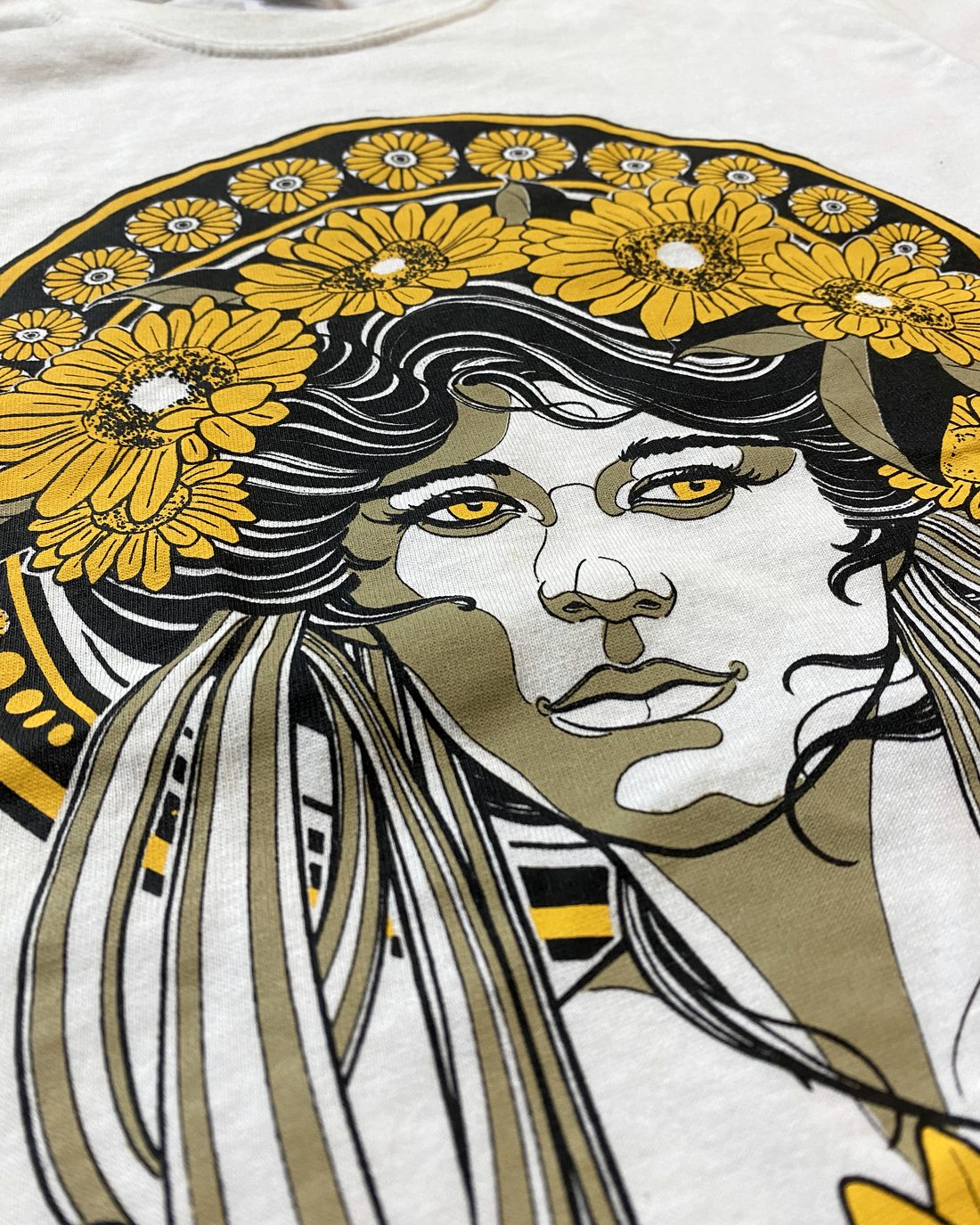 Camiseta blanca con una ilustración a varias tintas, detalle del estampado